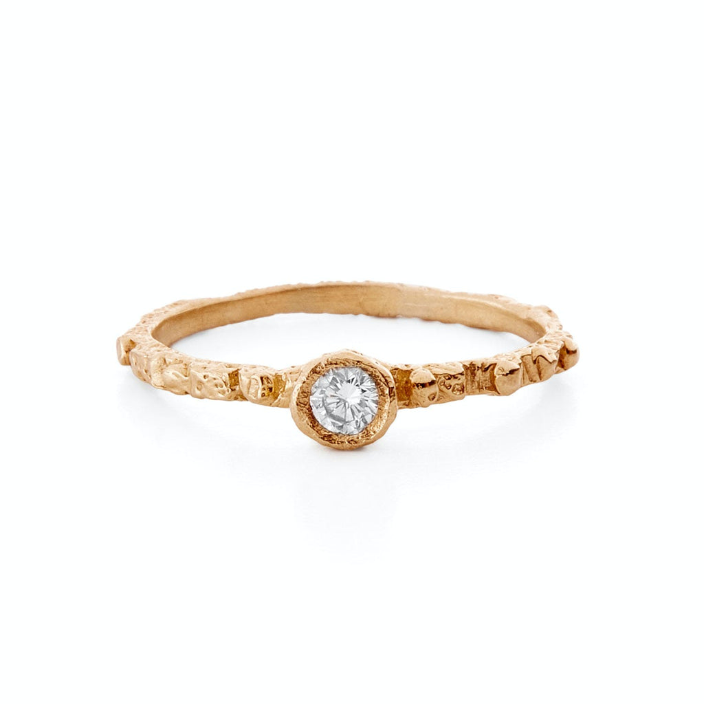 Exquisite gold ring with intricate band and stunning diamond centerpiece