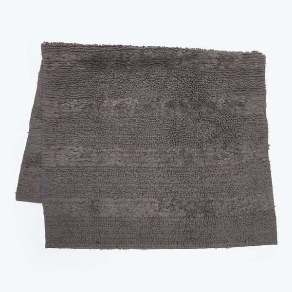 Soft and absorbent grey bath mat with plush shaggy surface