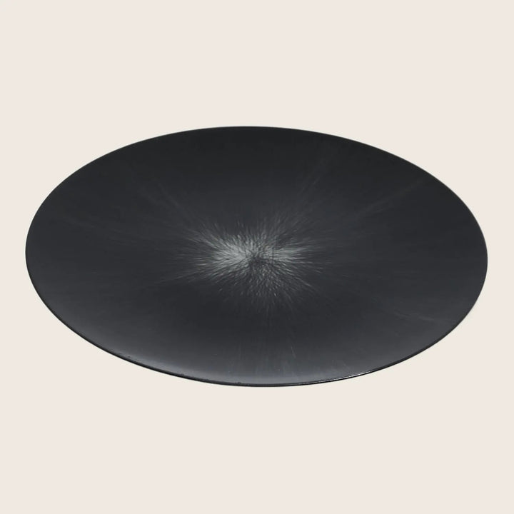 Sleek round plate with a stunning gradient effect on dark color.