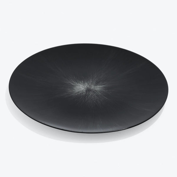Sleek round plate with a stunning gradient effect on dark color.