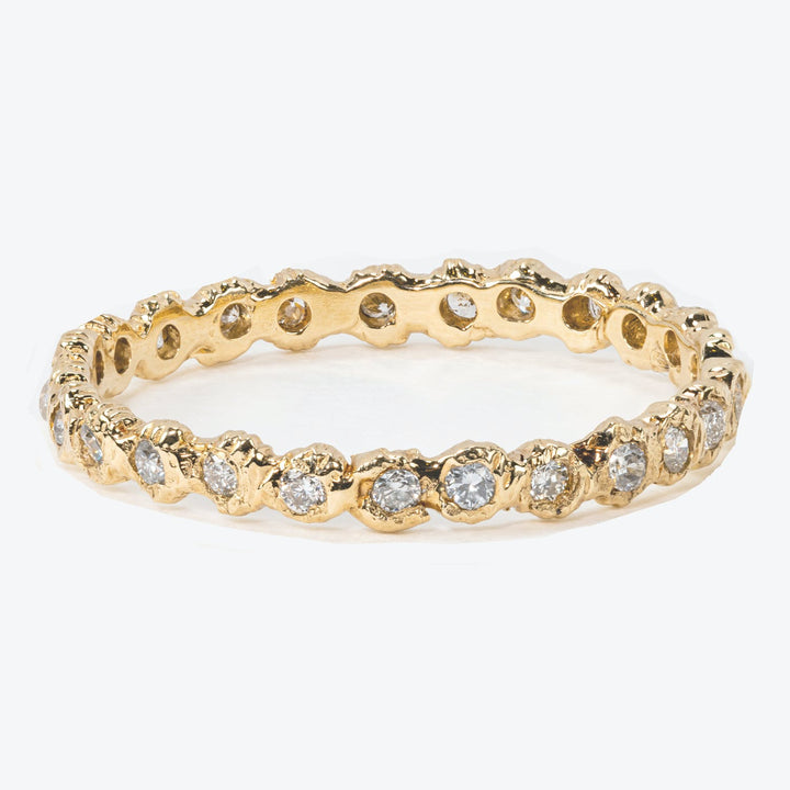 Elegant gold ring with scalloped diamond pattern for versatile occasions