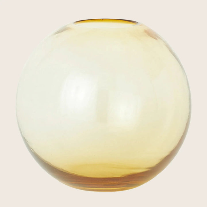 Modern and versatile glass vase with gradient color and sleek design
