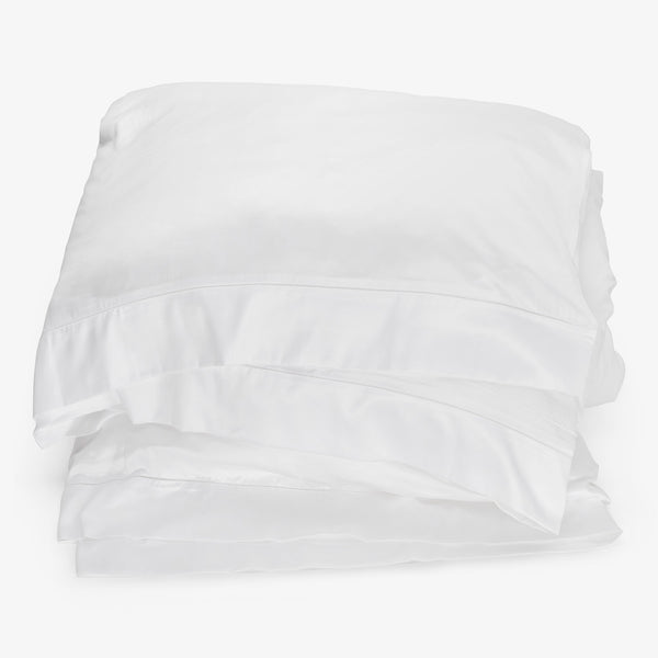 High-quality, pure white duvet cover showcases comfort and elegance.