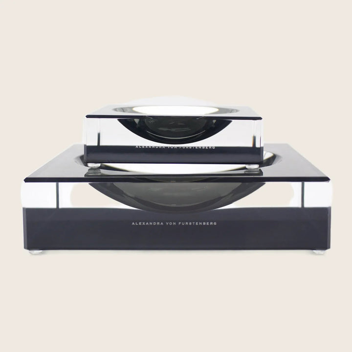 Minimalistic, sleek centerpiece by Alexandra Von Furstenberg exudes elegance.