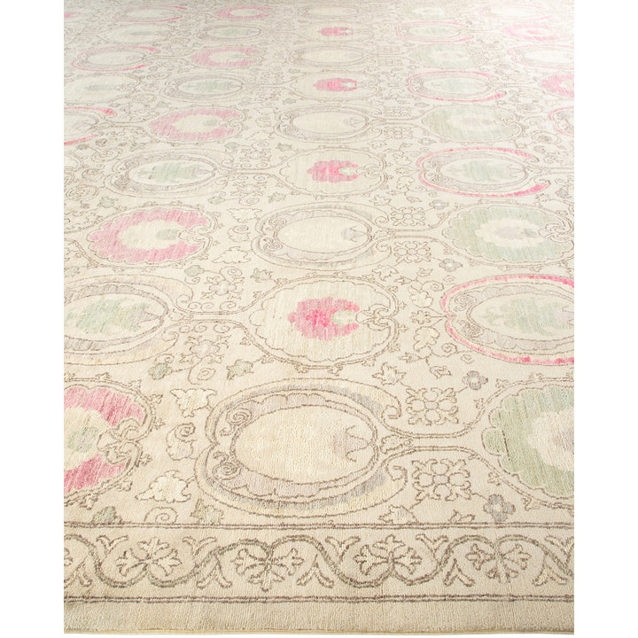 Large area rug with circular medallion pattern in vintage style