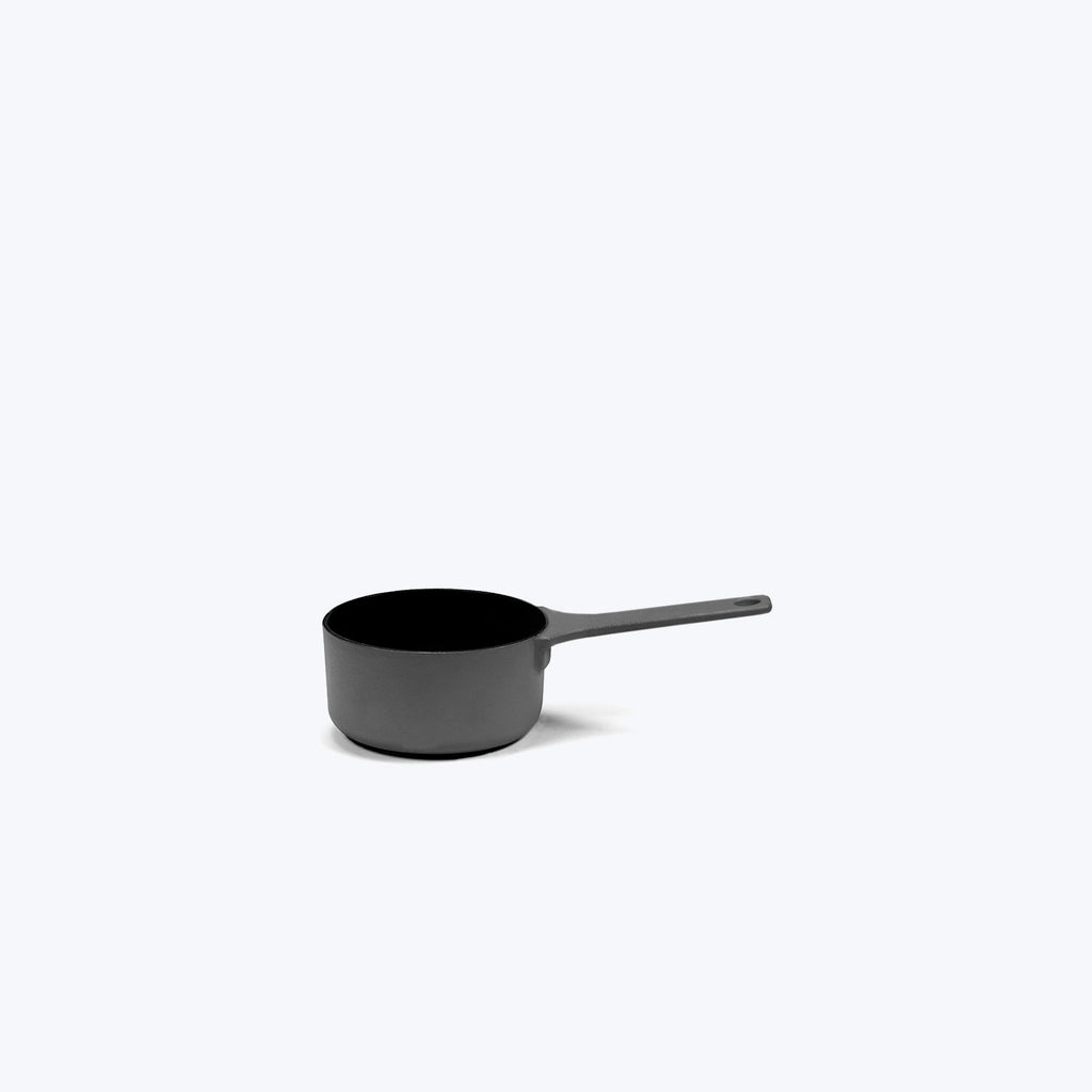Surface Cast Iron Sauce Pan .5L / black